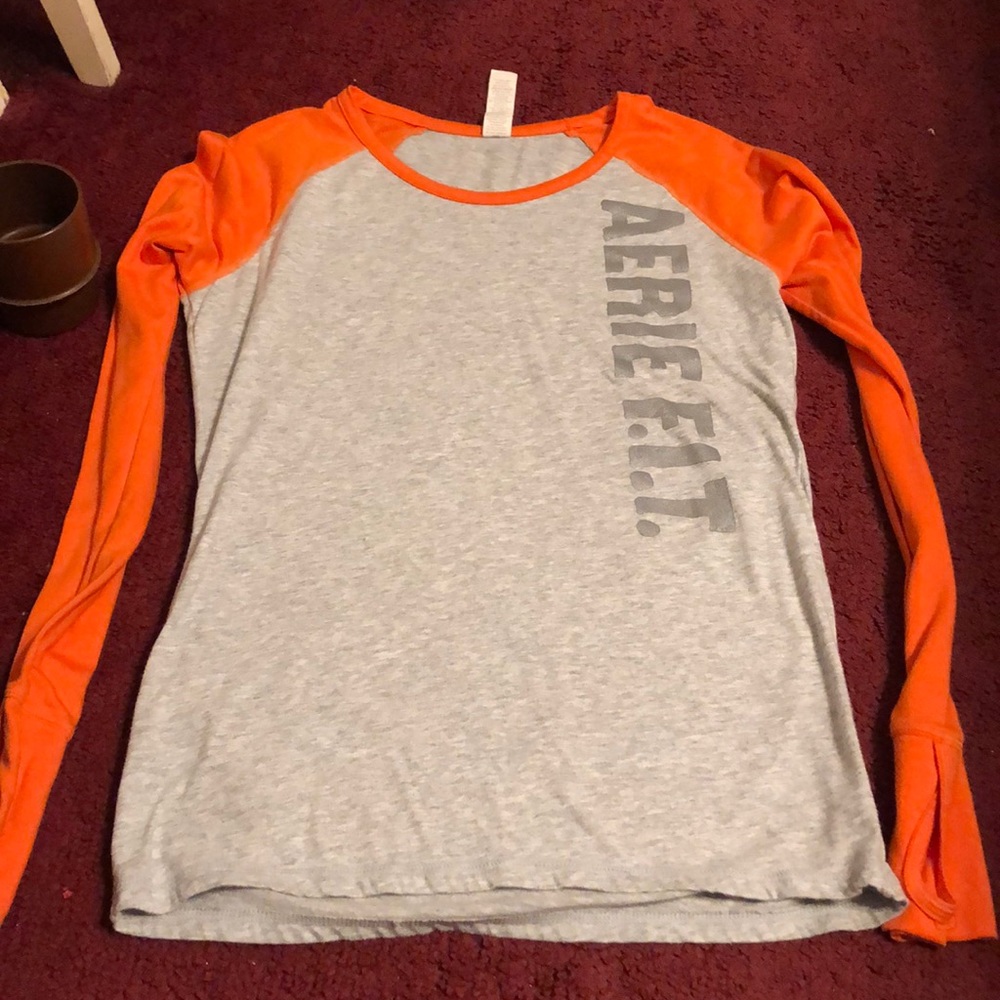 3/25NWOT med aerie fit with finger holes in sleeve